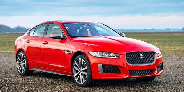 Jaguar представив нові модифікації седанів XE і XF. Седани Jaguar XE і XF з 300-сильним дволітровим мотором і повним приводом отримали нову версію під назвою 300 Sport.