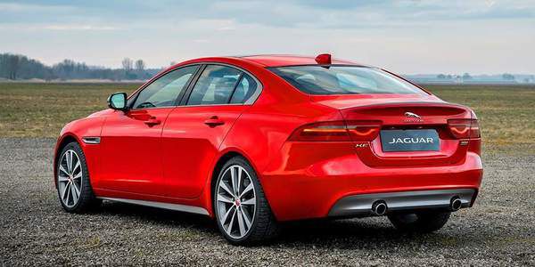 Jaguar представив нові модифікації седанів XE і XF. Седани Jaguar XE і XF з 300-сильним дволітровим мотором і повним приводом отримали нову версію під назвою 300 Sport.