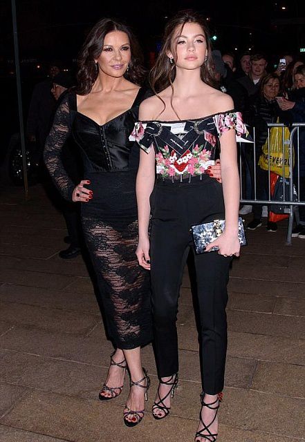 14-річна дочка Кетрін Зета-Джонс і Майкла Дугласа справила справжній фурор на червоній доріжці. Пропонуємо подивитися на чарівну дочку Кетрін Зета-Джонс і Майкла Дугласа на заході Dolce&Gabbana.