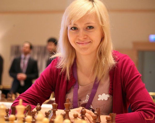Бронзовою призеркою чемпіонату Європи з шахів стала українка. На чемпіонат світу пробилися три українки.