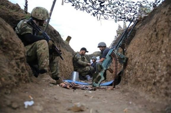 За минулу добу в зоні АТО 35 обстрілів - поранені двоє українських військовослужбовців. Бойовики застосували на Донецькому напрямку поблизу Мар'їнки і Гнутово стрілецьку зброю.