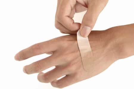 Чому не можна заклеювати свіжу рану пластиром.  Однак, пластир може бути небезпечний для відкритої рани.