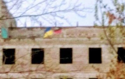 У центрі Донецька вивісили прапор України. У центрі окупованого Донецька на недобудові вивісили два прапори: синьо-жовтий та червоно-чорний. Місце патріотичної акції поблизу будівлі МГБ ДНР .