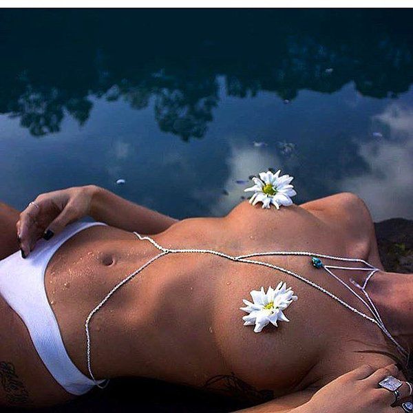 Flowerboobs новий тренд цього літа "квіти на грудях". Сучасні жінки прагнуть до всього натурального, і квіти, витіснять з грудей такий неекологічний декор, як блискітки.