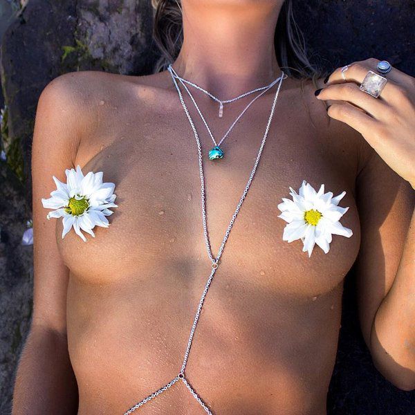 Flowerboobs новий тренд цього літа "квіти на грудях". Сучасні жінки прагнуть до всього натурального, і квіти, витіснять з грудей такий неекологічний декор, як блискітки.
