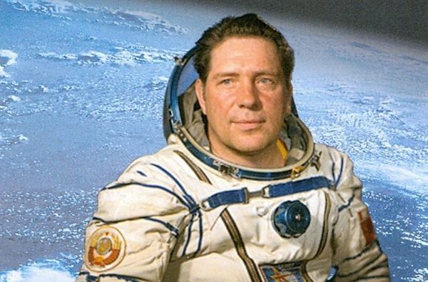 Помер український космонавт Володимир Ляхов, який побував на шостому і сьомому "Салютах". Здійснив три польоти в космос у період 1979-1988 роках загальною тривалістю понад 333 доби.