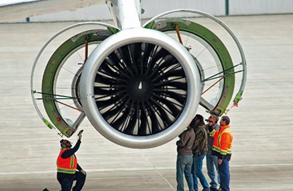 Авіауправління США і Європи розпорядилися негайно перевірити двигуни Boeing-737. Федеральне авіаційне управління (ФАУ) США в п'ятницю, 20 квітня, розпорядилося провести негайну перевірку двигунів, встановлених на літаках Boeing-737.