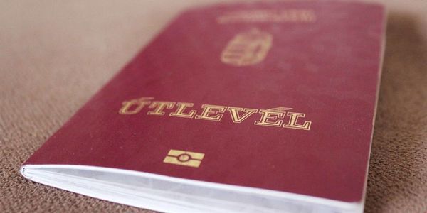 На Закарпатті понад 100 тисяч осіб отримали угорський паспорт. Угорщина роздала на Закарпатті понад 100 тисяч паспортів, що було дуже привабливо для місцевих жителів.