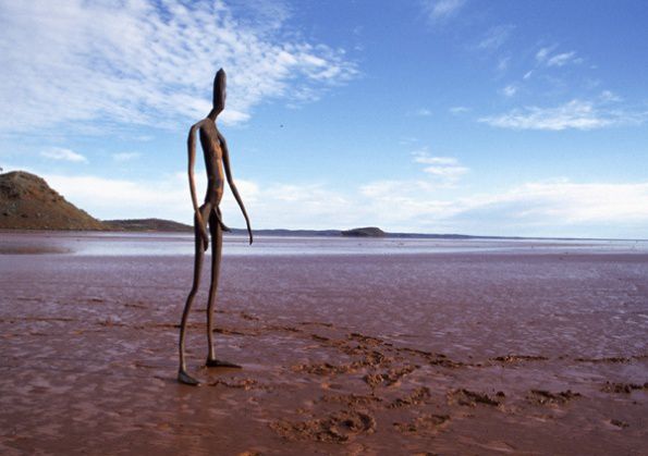 У Мережі з'явилася жахлива історія загадкових металевих скульптур в Австралії. 51 статуя була встановлена британським скульптором 15 років тому.