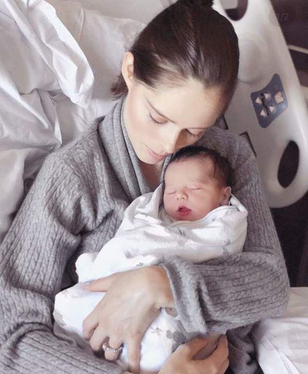 Відома супермодель показала новонародженого сина. Коко Роша влаштувала фотосесію в пологовому будинку.