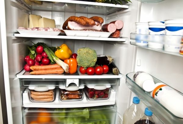 Вчені довели, що холодильник повільно вбиває людину. Нове дослідження BBC one's Rip Off Britain показало, що більшість домашніх холодильників зберігають продукти при неправильній температурі. Це може призвести до харчового отруєння, або ж летального результату.