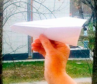 Росіяни запустили тисячі літачків на підтримку Telegram. Прихильники вільного доступу в інтернет за призовом творця заблокованого месенджера Telegram Павла Дурова запустили паперові літачки - символи "цифрового опору".