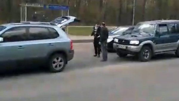 Посеред дороги харківський водій дав добрячого прочухана нахабному росіянину (відео). Між чоловіками почалася серйозна бійка.