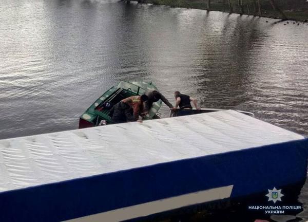 Водій фури на смерть збив велосипедистку і сам потонув у річці в Чернігівській області. Вантажівка на смерть збила велосипедистку в Чернігівській області, в місті Борзна, а потім злетів у річку.