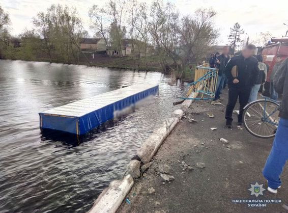 Водій фури на смерть збив велосипедистку і сам потонув у річці в Чернігівській області. Вантажівка на смерть збила велосипедистку в Чернігівській області, в місті Борзна, а потім злетів у річку.
