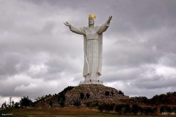 У Польші на відомої статуї Ісуса Христа виявили десятки передавачів інтернет-сигналу. У Польші 30-метровий Ісус почав роздавати інтернет.
