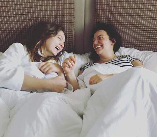 Наталія Холоденко лягла в ліжко з продюсером. Психолог поділилася провокаційним знімком в соціальній мережі.