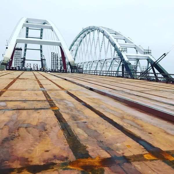 Ще не запущений Кримський міст пішов тріщинами, - соцмережі (ФОТО). У Криму звернули увагу на тріщини на Керченському мості, що будується.