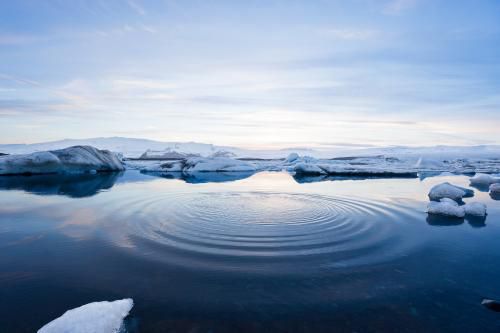 Дуже дивні воронки NASA знайшли в льодах Арктики. Американські вчені за допомогою літака з науковим обладнанням місії NASA Operation IceBridge вивчили вимірюванням льоду в Арктиці.