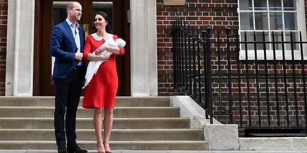 Кейт Міддлтон на виписці з пологового будинку повторила образ принцеси Діани. 36-річна Кетрін вийшла з госпіталю Святої Марії в Лондоні в червоній сукні від свого улюбленого бренду.