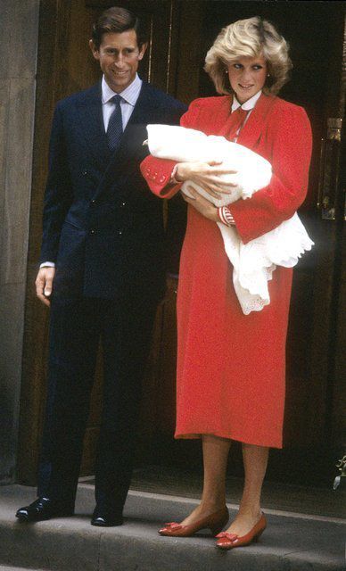 Кейт Міддлтон на виписці з пологового будинку повторила образ принцеси Діани. 36-річна Кетрін вийшла з госпіталю Святої Марії в Лондоні в червоній сукні від свого улюбленого бренду.