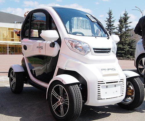 В Україні представлений маленький електромобіль за 5 500 доларів (ФОТО). Кузов електрокара зроблено з пластику.