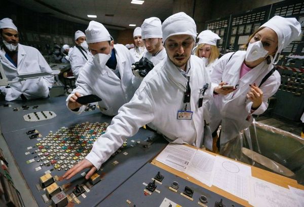 Чорнобильська трагедія, Як виглядає ЧАЕС через 32 роки після аварії (Фото). 26 квітня 1986 року на Чорнобильській АЕС прозвучала тривога, робітники з жахом дивилися на пульти управління, які сигналізують про великому вибуху на реакторі номер 4.