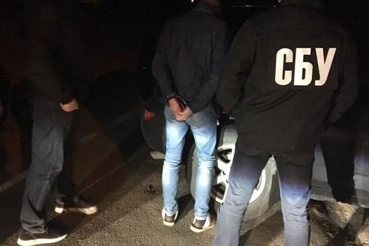 На Київщині затримано поліцейські за збут наркотиків. У Київській області затримані троє поліцейських, які збували амфетамін та вимагали у клієнтів хабаря.