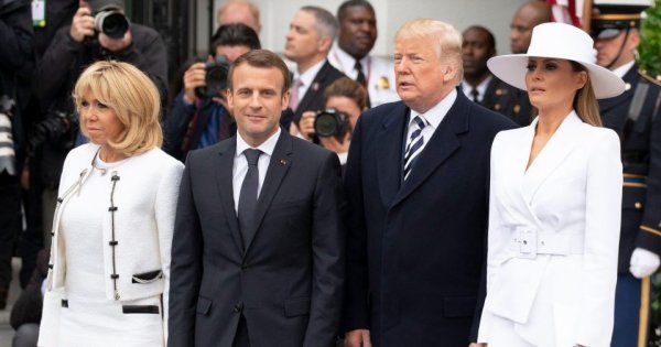 Зустріч Трампа з Макроном: відео. Перша леді США відмовилася дати руку своєму чоловікові під час зустрічі з президентом Франції Еммануелем Макроном та його дружиною Бріджит.