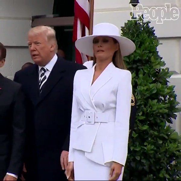 Зустріч Трампа з Макроном: відео. Перша леді США відмовилася дати руку своєму чоловікові під час зустрічі з президентом Франції Еммануелем Макроном та його дружиною Бріджит.