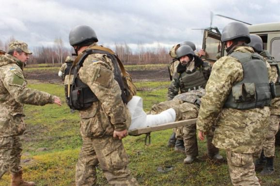 За минулу добу.на Донбасі -  отримали поранення 8 українських військових,ще 3 бойове травмування. Бойовики продовжують застосовувати по українським захисникам заборонену Мінськими угодами зброю.