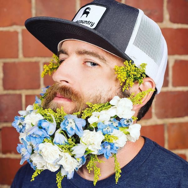 Весняний тренд в Instagram: брутальні чоловіки прикрашають свої бороди квітами (Фото). Чуттєві знімки чоловіків, які не побоялися прикрасити свою бороду квітами і стати неймовірно милими.