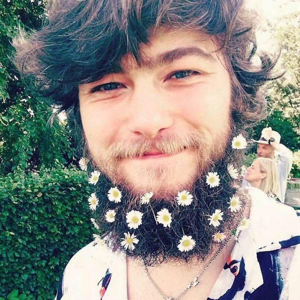 Весняний тренд в Instagram: брутальні чоловіки прикрашають свої бороди квітами (Фото). Чуттєві знімки чоловіків, які не побоялися прикрасити свою бороду квітами і стати неймовірно милими.