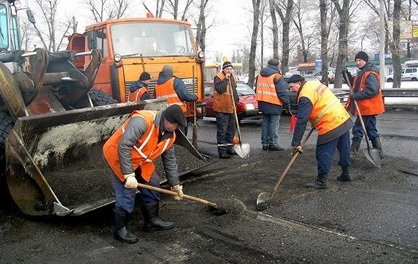 Укравтодор більше не закладатиме ями на дорогах. Ямковий ремонт - це тимчасові, аварійні заходи, а не повноцінне відновлення дороги. В Україні мають намір відмовлятися від таких ремонтів.