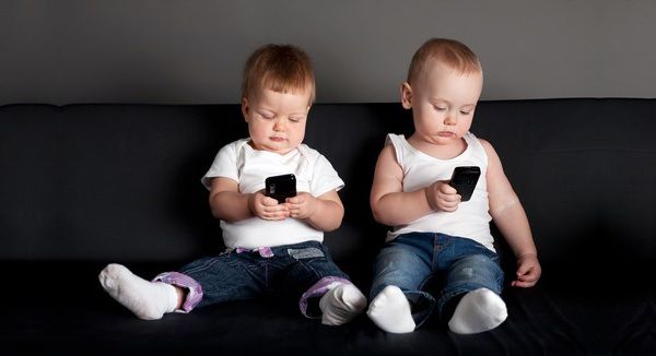Як відучити дитину від смартфона?. Всі діти різні, одні погоджуються легше, інші довго упираються і чинять опір...