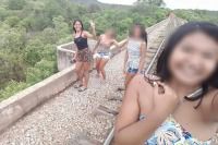Під час селфі у Бразилії під трьома дівчатами обрушився міст. Група молодих дівчат вирішила зробити селфі, перебуваючи на мосту.