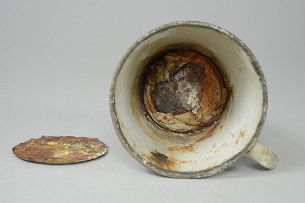 70 років ця кружка стояла в музеї Освенціма - нещодавно, у неї відпало дно, але те.....  Що було знайдено в гуртку — вражає!