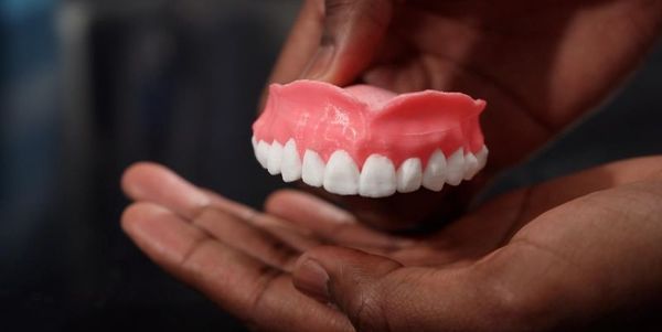 У США розробили зубний протез, що захищає від запалень ясен. Протез, захищає ясна від запалення за допомогою дозованого виділення протигрибкового препарату з біодеградабельних полімерних капсул.