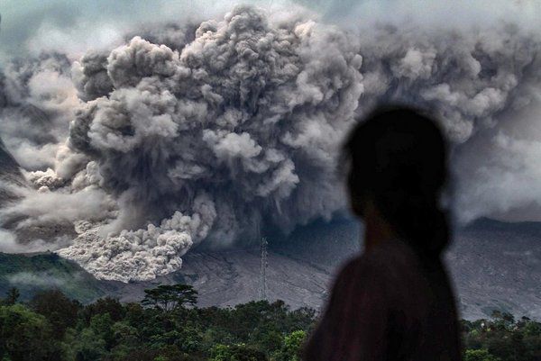 На півдні Тихого океану почалося масштабне виверження вулкана. В південній частині Тихого океану через виверження вулкана Манаро прийнято рішення про масову евакуацію, людям важко дихати з-за диму і попелу в повітрі.