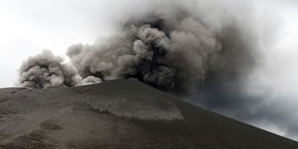 На півдні Тихого океану почалося масштабне виверження вулкана. В південній частині Тихого океану через виверження вулкана Манаро прийнято рішення про масову евакуацію, людям важко дихати з-за диму і попелу в повітрі.