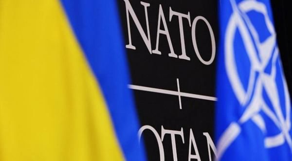 МЗС країн НАТО домовилися про продовження політики стримування РФ. На засіданні обговорювалася т. н. "політика відкритих дверей" у зв'язку з можливим розширенням альянсу.