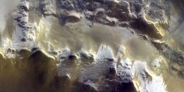 Зонд місії ExoMars надіслав перші кольорові знімки Червоної планети. Зонд TGO місії ExoMars, який був відправлений для дослідження Червоної планети в 2016 році, передав на Землю перші знімки поверхні Марса, які були зроблені ним з робочої орбіти.