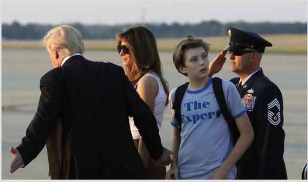 11-річний син Меланії Трамп зробив справжній модний фурор все із-за однієї речі - весь в маму. .Американські підлітки знайшли собі нового кумира – ним став юний син президента США Дональда Трампа і його дружини, фотомоделі Меланії Трамп.
