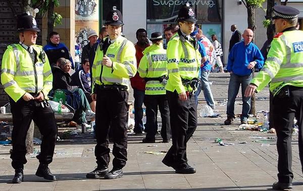 У Британії невідомий три рази в'їхав у натовп, є постраждалі. Інцидент стався рано вранці 29 квітня біля одного з міських клубів.