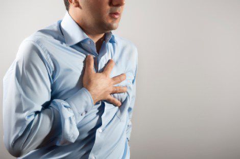 Чому виникає біль у грудях: можливі причини. Хоча біль у грудях іноді може бути симптомом серцевої проблеми, існує багато інших можливих причин, серед яких є серйозні умови для звернення до лікаря.