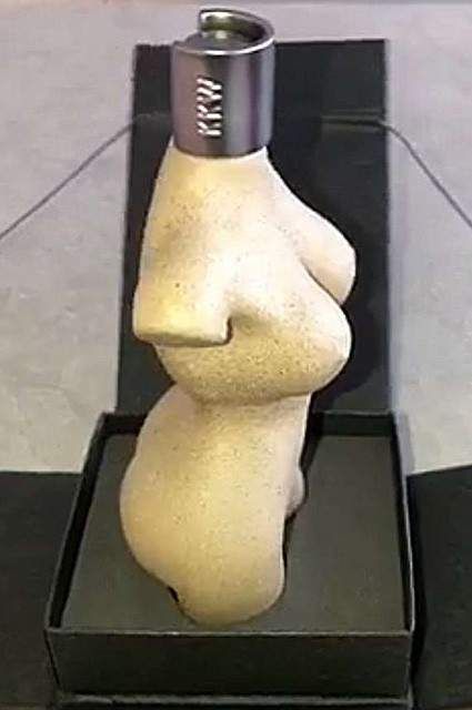 Кім Кардашьян зробила зліпок свого оголеного тіла для створення флакона майбутніх духів. Ніякого одягу, тільки глина.