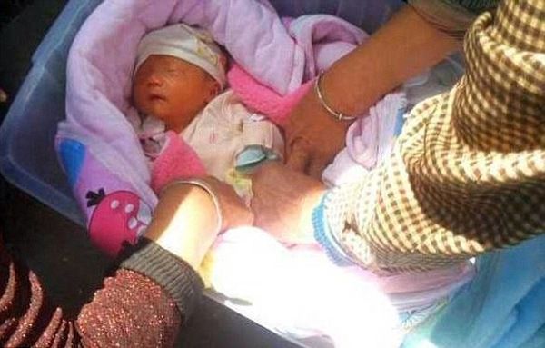 В коробці на вулиці знайшли немовля. Те, що з ним зробила жінка яка проходила повз шокувало. Ця історія, розтопила серця мільйонів людей в усьому світі, сталася в одному районів міського округу Сяньяна в Китаї.