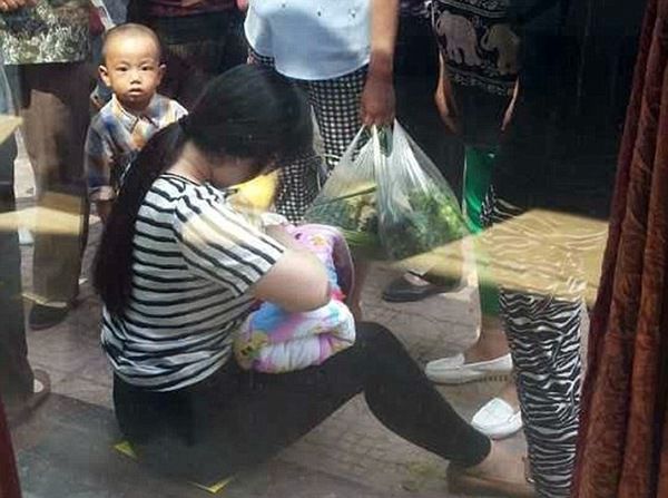В коробці на вулиці знайшли немовля. Те, що з ним зробила жінка яка проходила повз шокувало. Ця історія, розтопила серця мільйонів людей в усьому світі, сталася в одному районів міського округу Сяньяна в Китаї.