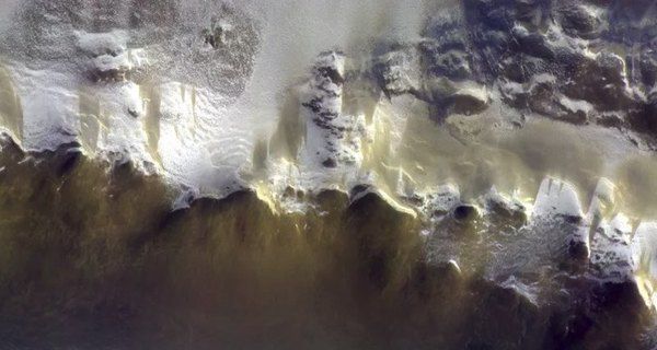 В Мережі опублікували унікальний знімок Марса з відстані 400 кілометрів. Космічний апарат ExoMars Trace Gas Orbiter зробив унікальний знімок з 400-кілометрової орбіти Марса.