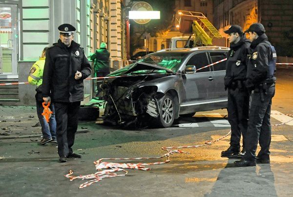 В Києві сталося ДТП з переворотом. Одні свідки кажуть, що машина впала з мосту, інші – що знесла стовп.